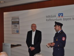 Fotos der Spendenübergabe der Volksbank-Raiffeisenbank Bayern Mitte eG