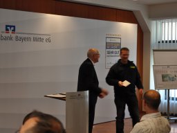 Fotos der Spendenübergabe der Volksbank-Raiffeisenbank Bayern Mitte eG