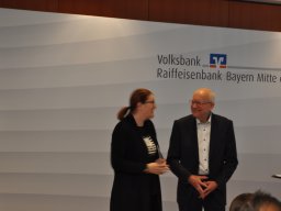 Fotos der Spendenübergabe der Volksbank-Raiffeisenbank Bayern Mitte eG