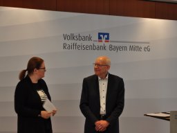 Fotos der Spendenübergabe der Volksbank-Raiffeisenbank Bayern Mitte eG