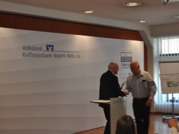 Fotos der Spendenübergabe der Volksbank-Raiffeisenbank Bayern Mitte eG