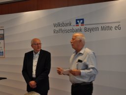 Fotos der Spendenübergabe der Volksbank-Raiffeisenbank Bayern Mitte eG