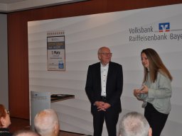 Fotos der Spendenübergabe der Volksbank-Raiffeisenbank Bayern Mitte eG