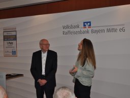 Fotos der Spendenübergabe der Volksbank-Raiffeisenbank Bayern Mitte eG