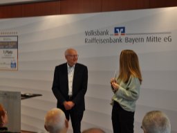 Fotos der Spendenübergabe der Volksbank-Raiffeisenbank Bayern Mitte eG