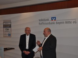 Fotos der Spendenübergabe der Volksbank-Raiffeisenbank Bayern Mitte eG