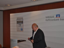 Fotos der Spendenübergabe der Volksbank-Raiffeisenbank Bayern Mitte eG