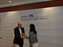 Fotos der Spendenübergabe der Volksbank-Raiffeisenbank Bayern Mitte eG