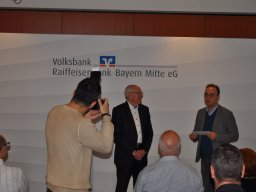 Fotos der Spendenübergabe der Volksbank-Raiffeisenbank Bayern Mitte eG