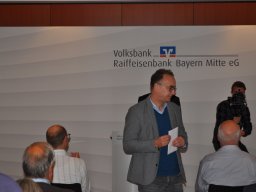 Fotos der Spendenübergabe der Volksbank-Raiffeisenbank Bayern Mitte eG