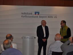 Fotos der Spendenübergabe der Volksbank-Raiffeisenbank Bayern Mitte eG