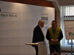 Fotos der Spendenübergabe der Volksbank-Raiffeisenbank Bayern Mitte eG