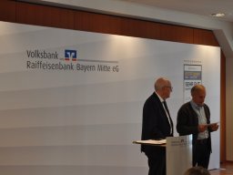 Fotos der Spendenübergabe der Volksbank-Raiffeisenbank Bayern Mitte eG