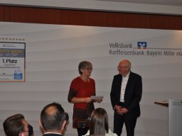 Fotos der Spendenübergabe der Volksbank-Raiffeisenbank Bayern Mitte eG