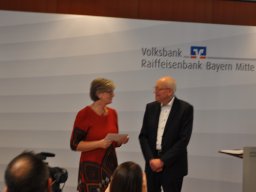 Fotos der Spendenübergabe der Volksbank-Raiffeisenbank Bayern Mitte eG