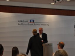 Fotos der Spendenübergabe der Volksbank-Raiffeisenbank Bayern Mitte eG