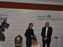 Fotos der Spendenübergabe der Volksbank-Raiffeisenbank Bayern Mitte eG