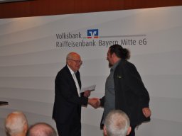 Fotos der Spendenübergabe der Volksbank-Raiffeisenbank Bayern Mitte eG