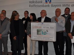 Fotos der Spendenübergabe der Volksbank-Raiffeisenbank Bayern Mitte eG