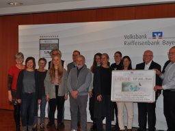 Fotos der Spendenübergabe der Volksbank-Raiffeisenbank Bayern Mitte eG