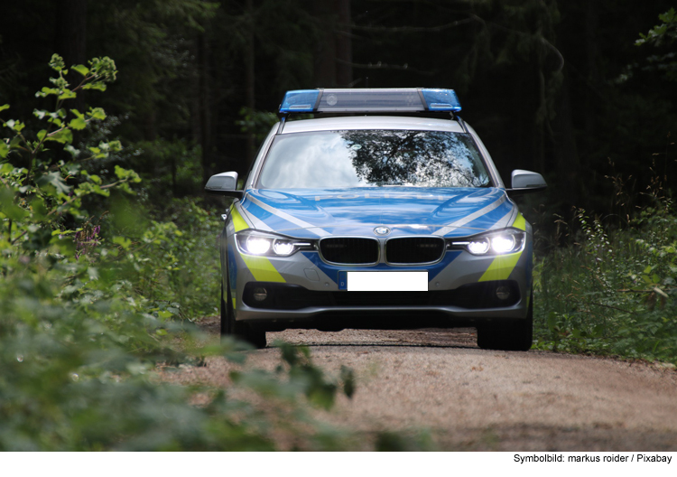 Geschädigte sitzt im Auto