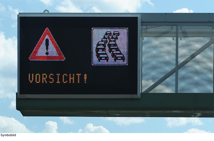 Autobahnsperrung verursacht Stau im dichten Reiseverkehr