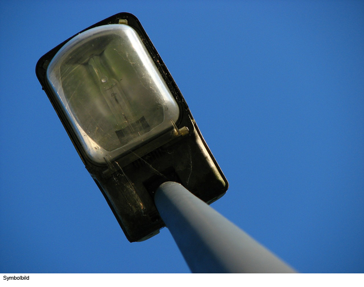 Lkw fährt Straßenlampe um und flüchtet