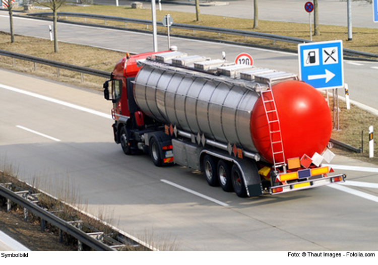 Transporter prallt auf Gefahrgut-Lkw