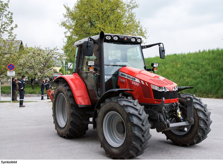 Landwirtschaftliche Zugmaschine blockieren Autobahnauffahrten