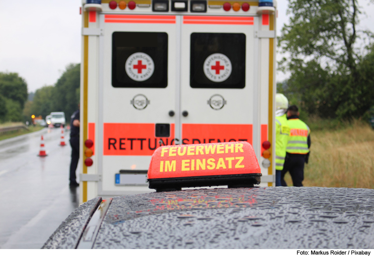 Zahlreiche Rettungskräfte bei Verkehrsunfall